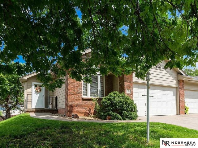701 Manor Plaza, Papillion, NE 68046