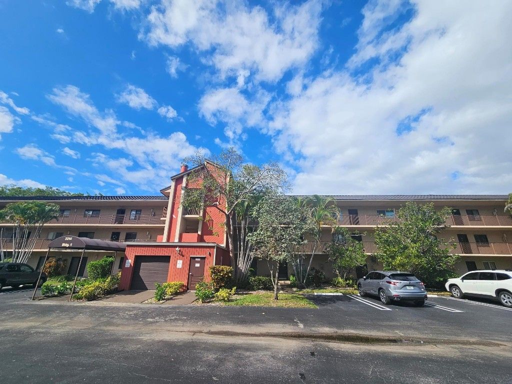 2214 S Cypress Bend Drive 105, Pompano Beach, FL 33069