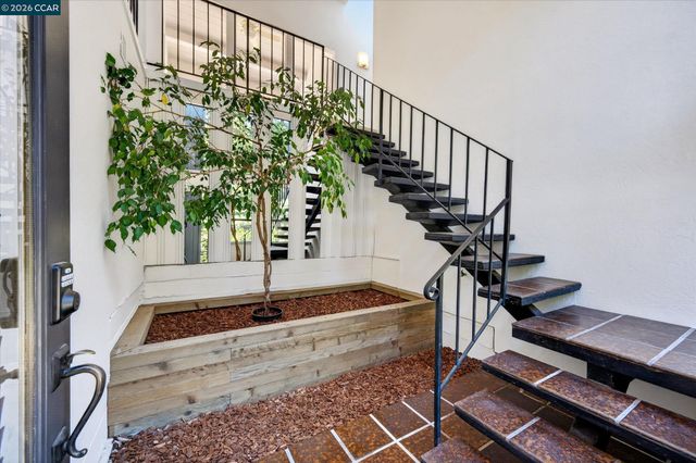 53 Sleepy Hollow Ln, Orinda, CA 94563