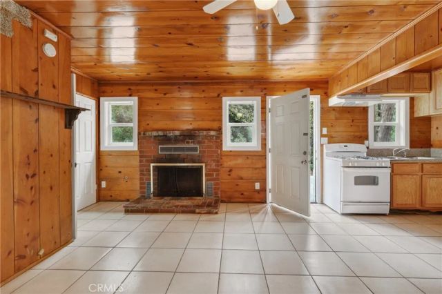 23385 Kay Road, Crestline, CA 92325
