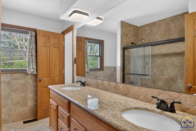 3125 SW Lane ST, Topeka, KS 66611