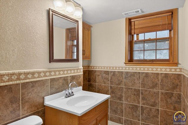 3125 SW Lane ST, Topeka, KS 66611