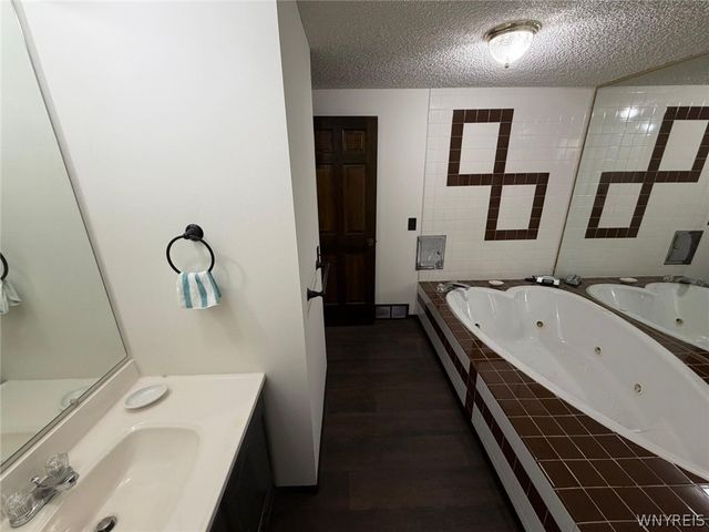 32 Rosemead Lane, Cheektowaga, NY 14227