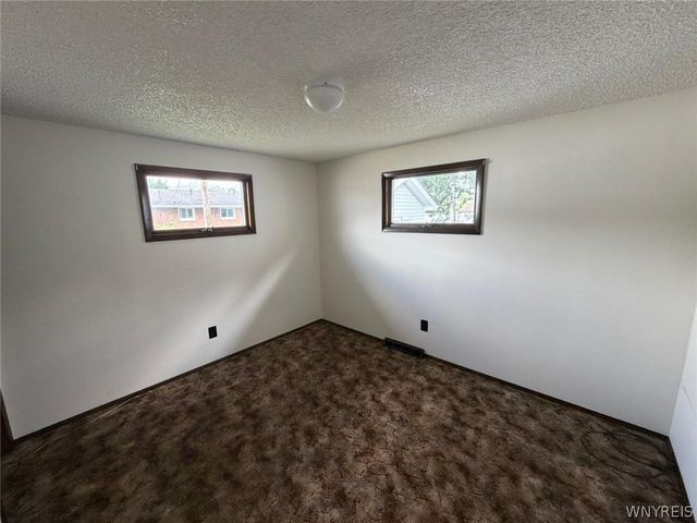32 Rosemead Lane, Cheektowaga, NY 14227