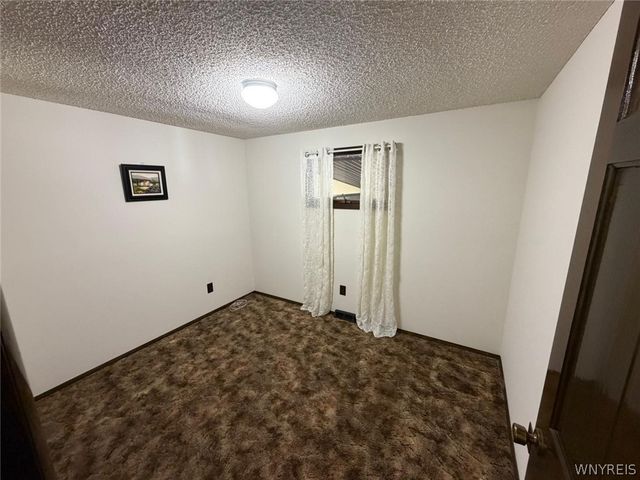 32 Rosemead Lane, Cheektowaga, NY 14227