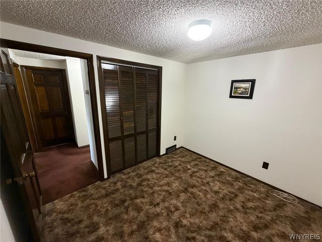 32 Rosemead Lane, Cheektowaga, NY 14227