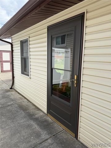 32 Rosemead Lane, Cheektowaga, NY 14227