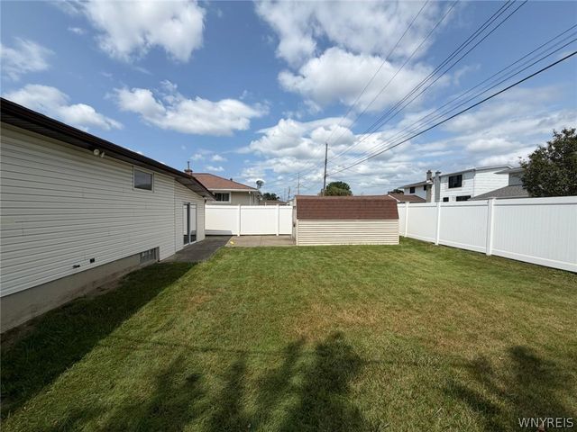 32 Rosemead Lane, Cheektowaga, NY 14227