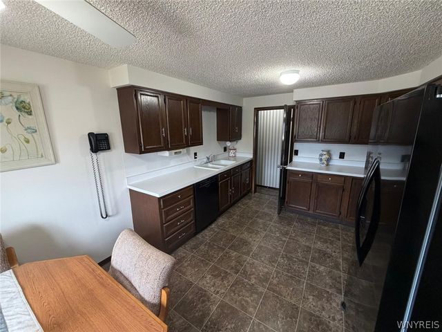 32 Rosemead Lane, Cheektowaga, NY 14227