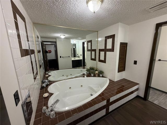 32 Rosemead Lane, Cheektowaga, NY 14227