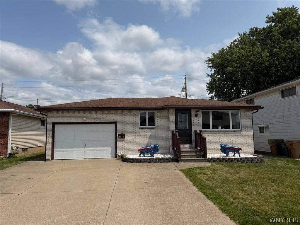 32 Rosemead Lane, Cheektowaga, NY 14227