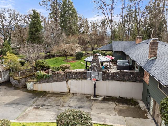 1117 NE Memorial Drive, Grants Pass, OR 97526