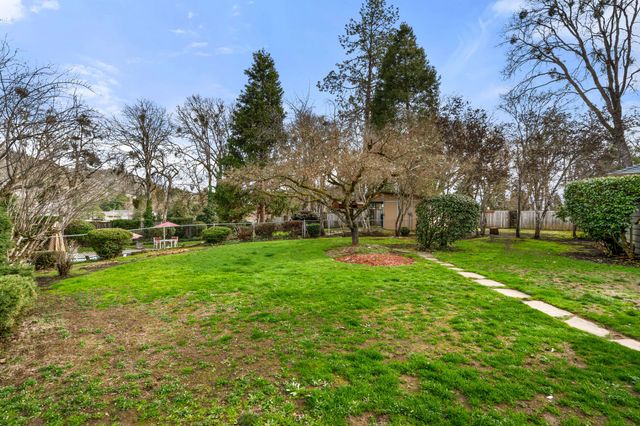 1117 NE Memorial Drive, Grants Pass, OR 97526