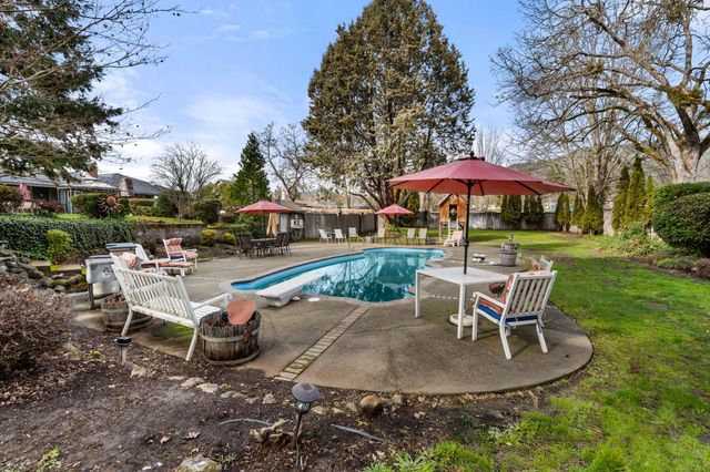 1117 NE Memorial Drive, Grants Pass, OR 97526