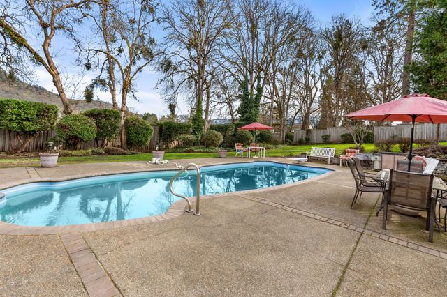 1117 NE Memorial Drive, Grants Pass, OR 97526