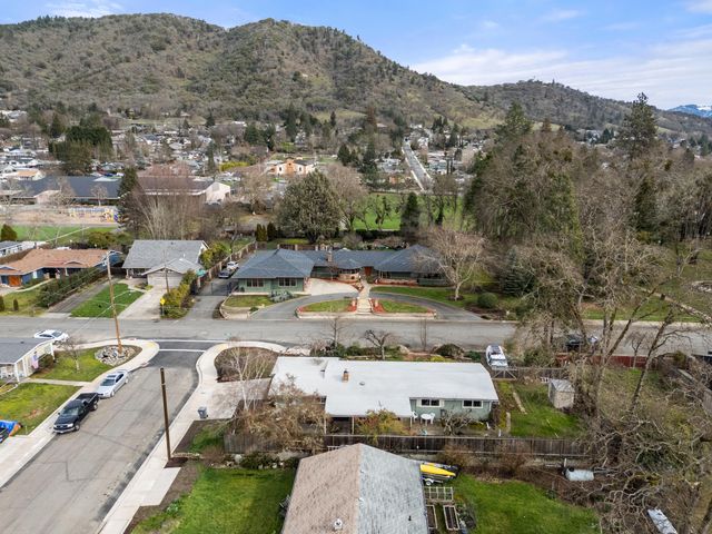 1117 NE Memorial Drive, Grants Pass, OR 97526