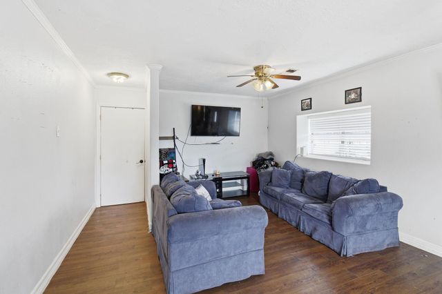 1701 W Humble Street, Baytown, TX 77520