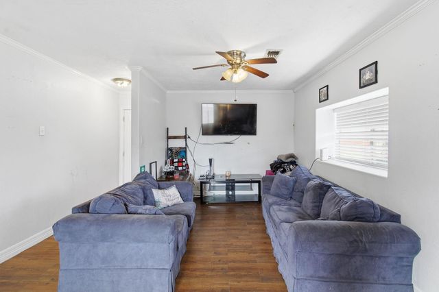 1701 W Humble Street, Baytown, TX 77520