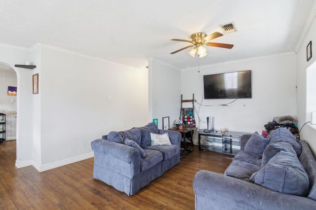 1701 W Humble Street, Baytown, TX 77520