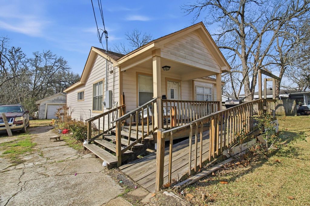 1701 W Humble Street, Baytown, TX 77520