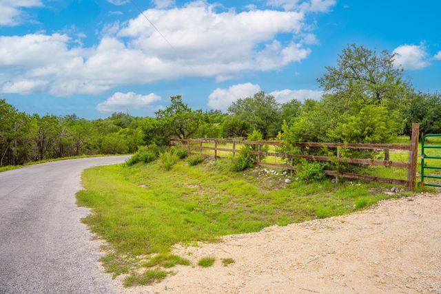 1006 Sundance Ridge DR, Dripping Springs, TX 78620