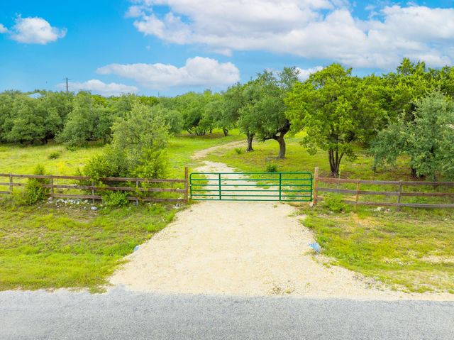 1006 Sundance Ridge DR, Dripping Springs, TX 78620