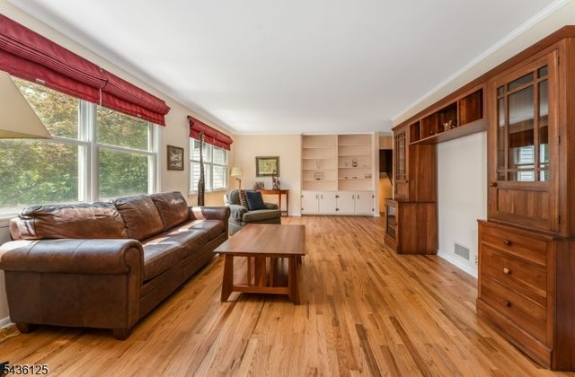 7 Sky View Garden Rd, Clinton Twp., NJ 08833