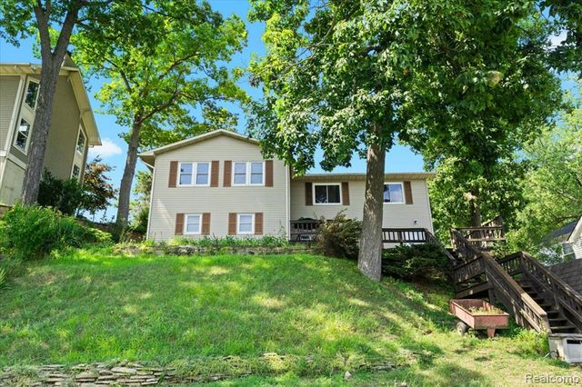 978 Ridge Court, Chelsea, MI 48118