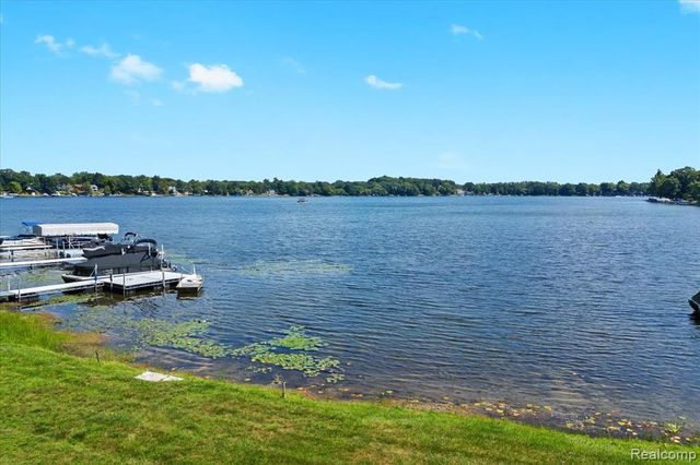 978 Ridge Court, Chelsea, MI 48118