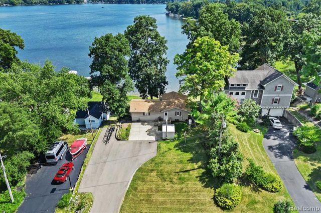 978 Ridge Court, Chelsea, MI 48118