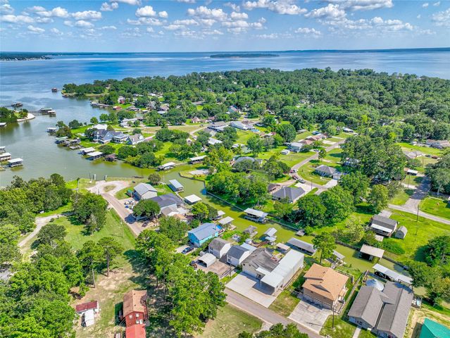 278 Shelter Cove Drive, Livingston, TX 77351