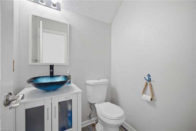 944 Gas Light LN, Virginia Beach, VA 23462