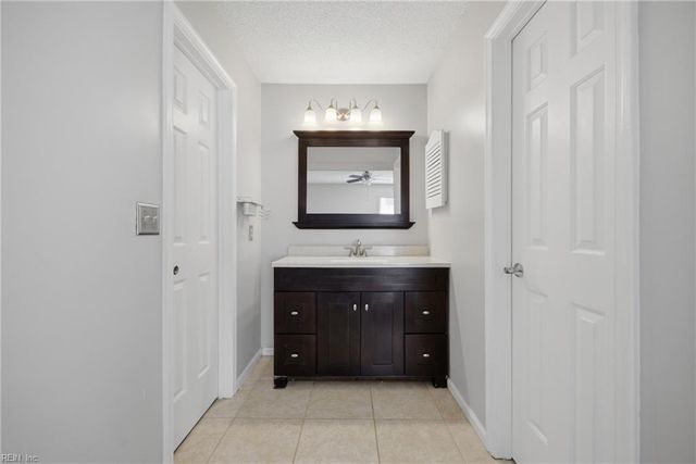 944 Gas Light LN, Virginia Beach, VA 23462