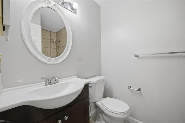 944 Gas Light LN, Virginia Beach, VA 23462
