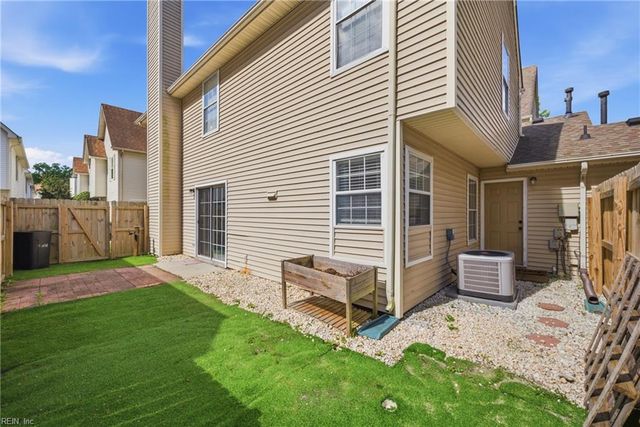 944 Gas Light LN, Virginia Beach, VA 23462
