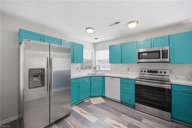 944 Gas Light LN, Virginia Beach, VA 23462