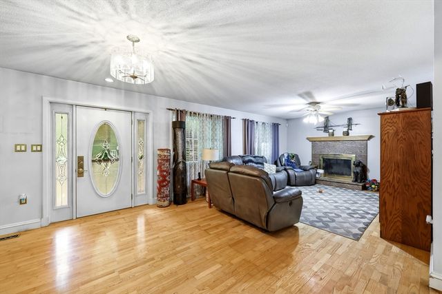 10 Lyman Barnes Rd, Brimfield, MA 01010