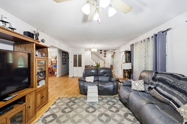 10 Lyman Barnes Rd, Brimfield, MA 01010