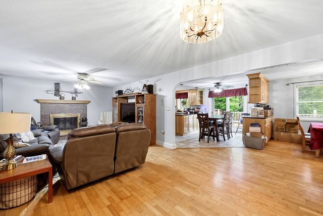 10 Lyman Barnes Rd, Brimfield, MA 01010