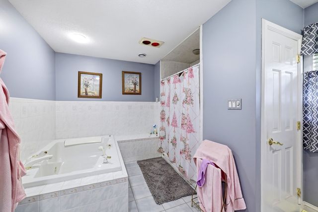 10 Lyman Barnes Rd, Brimfield, MA 01010