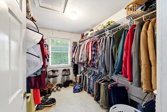 10 Lyman Barnes Rd, Brimfield, MA 01010