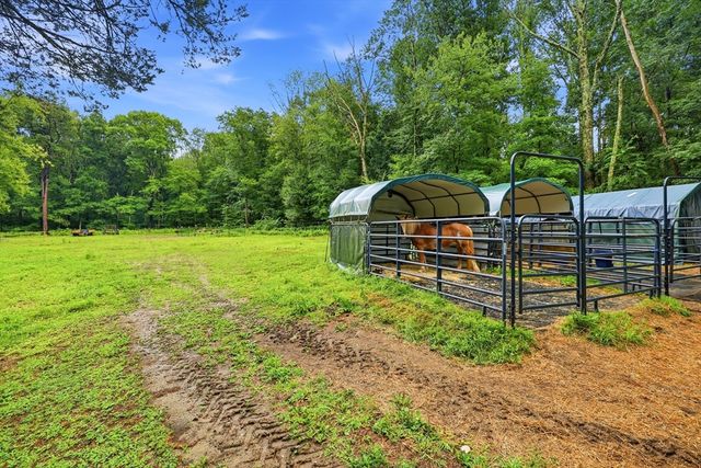 10 Lyman Barnes Rd, Brimfield, MA 01010