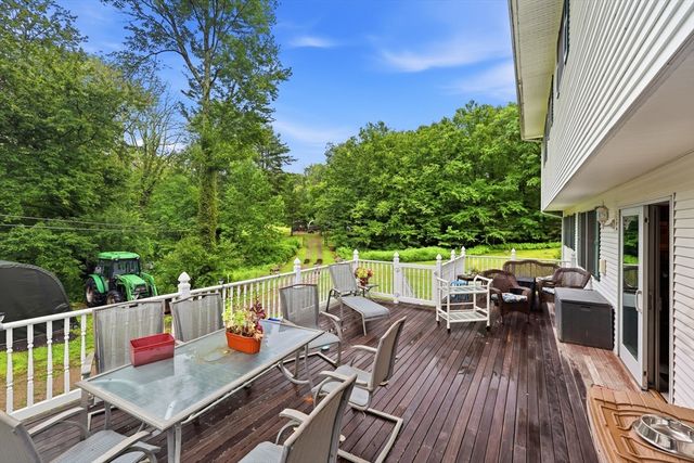 10 Lyman Barnes Rd, Brimfield, MA 01010