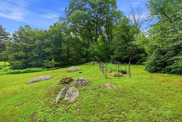 10 Lyman Barnes Rd, Brimfield, MA 01010