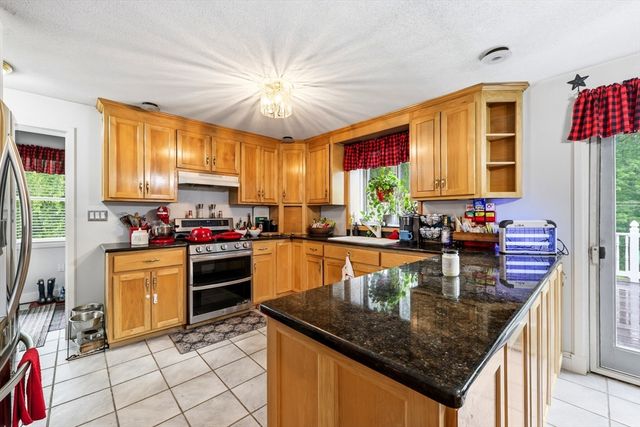 10 Lyman Barnes Rd, Brimfield, MA 01010