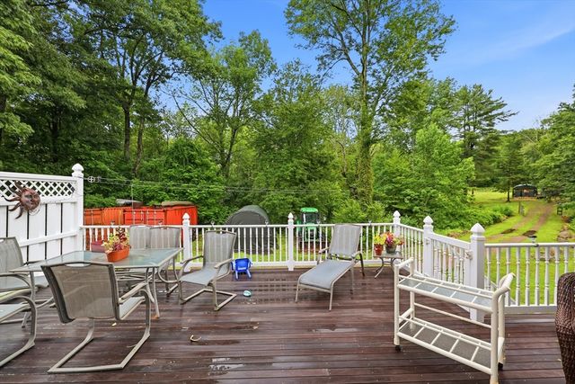 10 Lyman Barnes Rd, Brimfield, MA 01010
