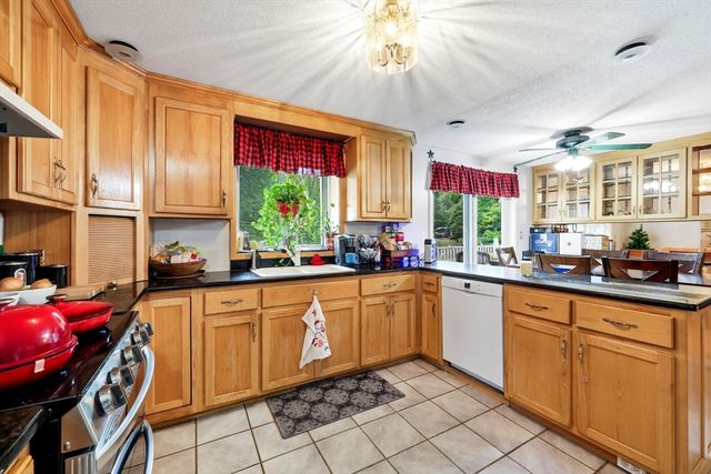 10 Lyman Barnes Rd, Brimfield, MA 01010