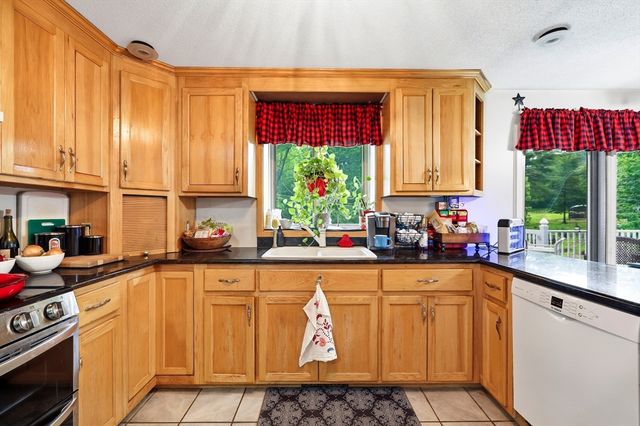 10 Lyman Barnes Rd, Brimfield, MA 01010