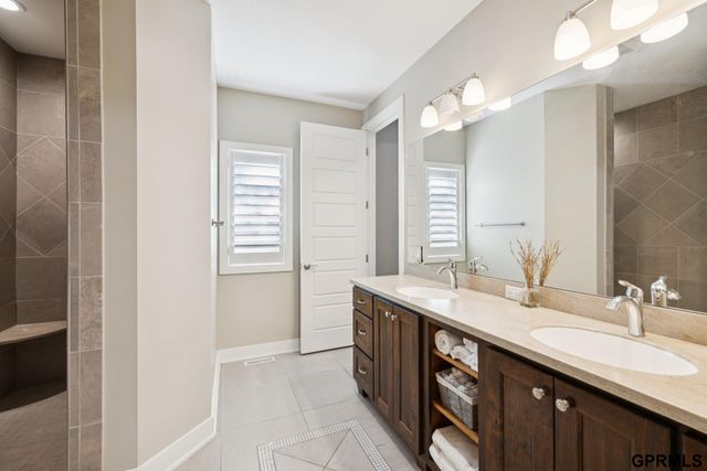 9335 Ravenwood Lane, Lincoln, NE 68526