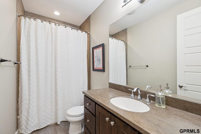 9335 Ravenwood Lane, Lincoln, NE 68526